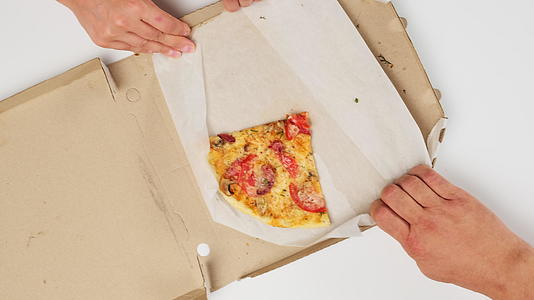 男人的手给女人一块美味的烤披萨香肠放在盒上视频的预览图