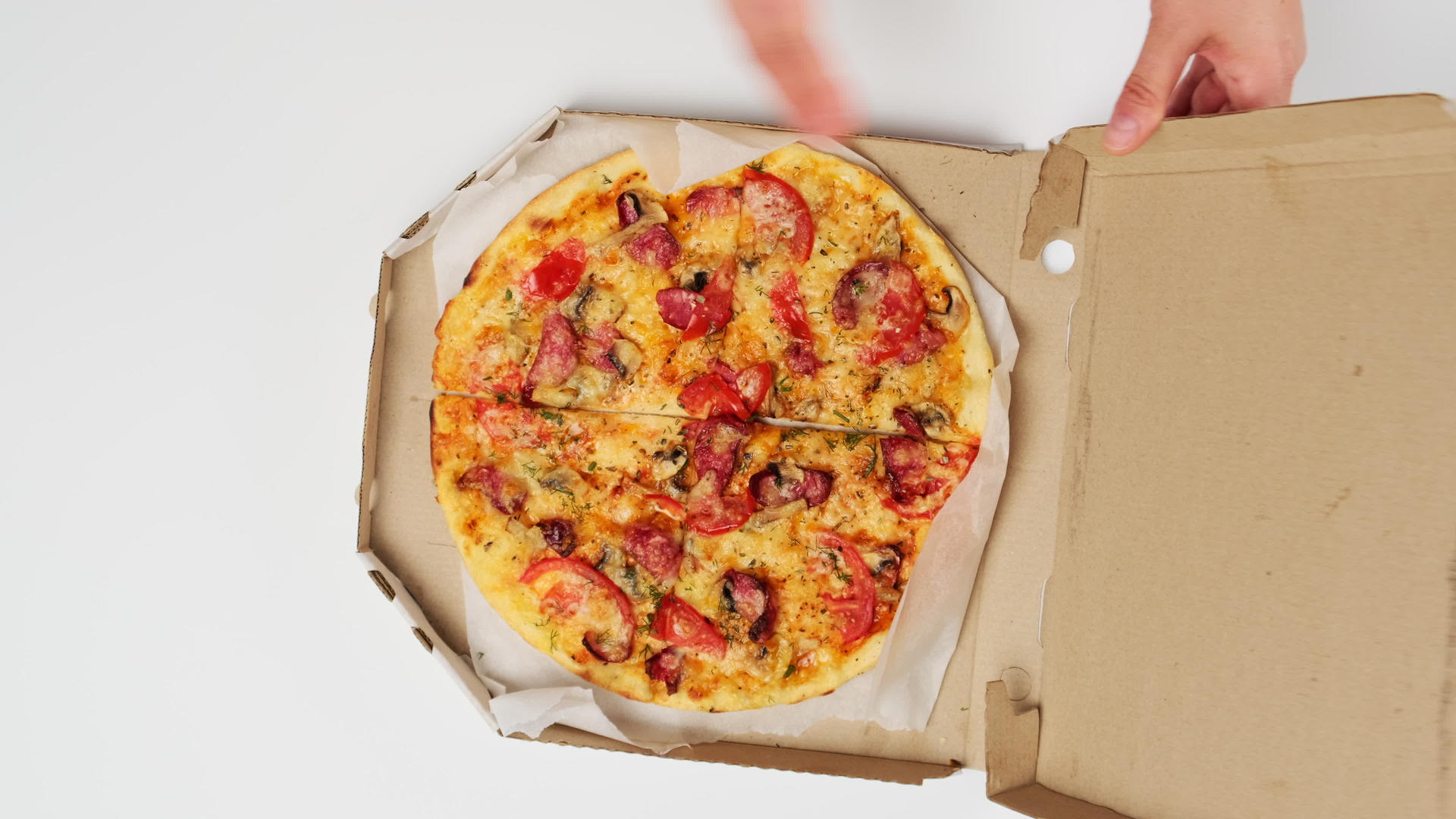 奶酪番茄香肠和蘑菇烤圆环披萨在白纸盒里切成碎片视频的预览图
