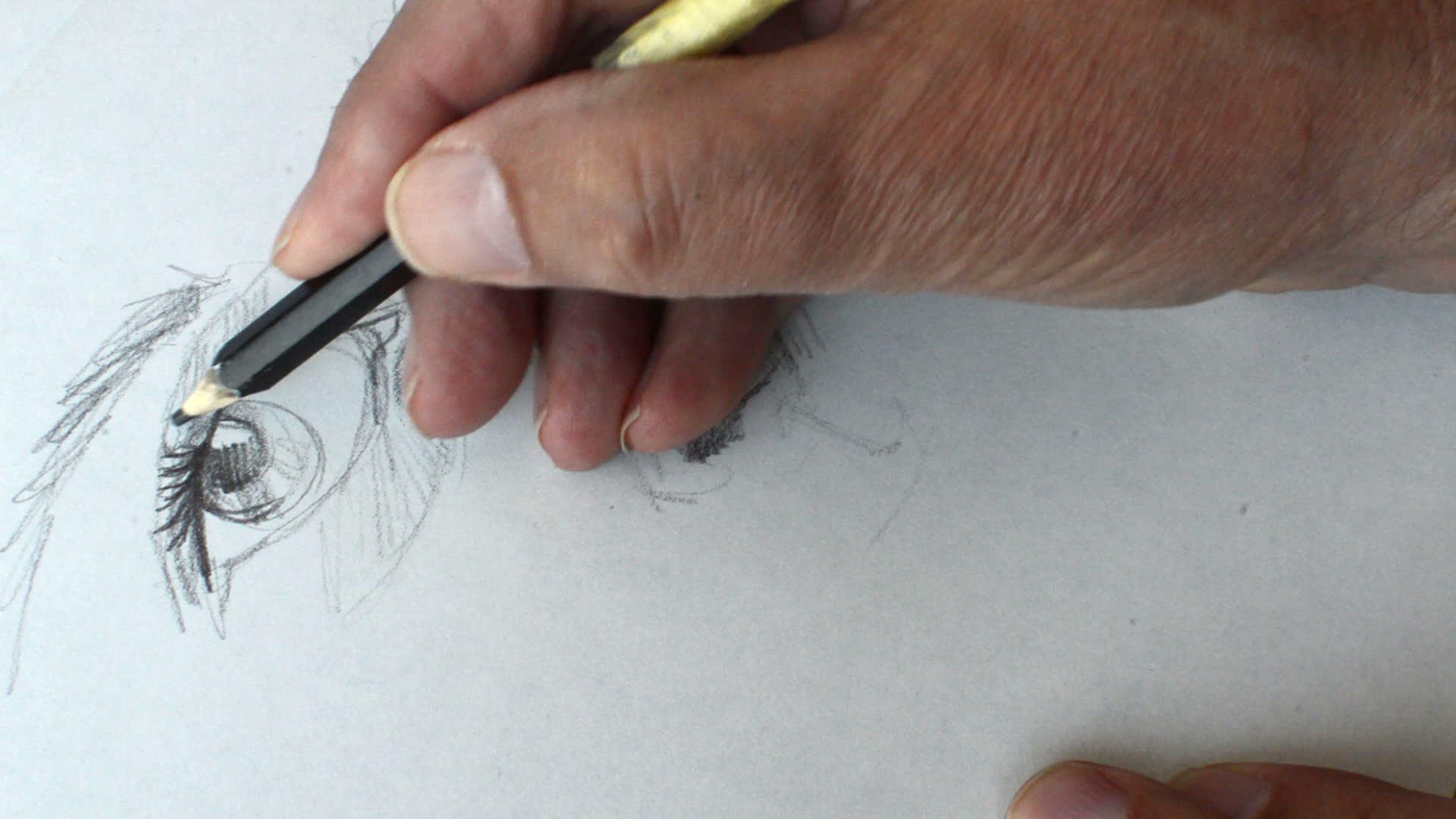 在草图书上用铅笔画眼睛视频的预览图