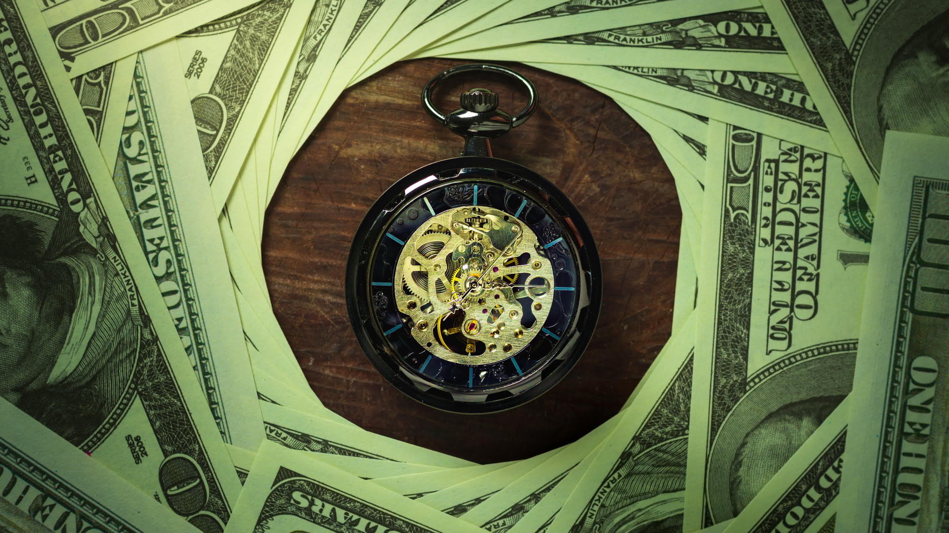 在黑暗的背景中口袋手表和美元钞票的时间比时间和空间短视频的预览图