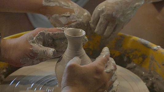 江西景德镇5A级旅游景区古窑民俗博览区现场制作陶瓷手工艺术4k素材视频的预览图