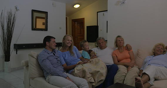 家庭用餐休闲时间视频的预览图