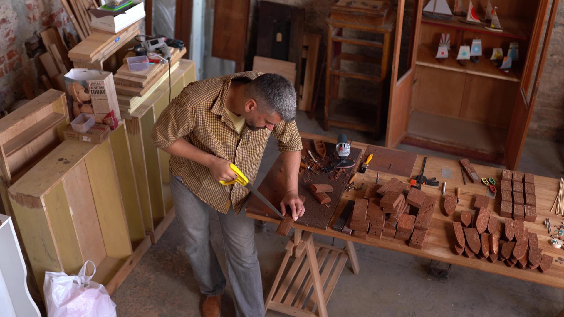 集中的木匠用锯锯砍柴视频的预览图