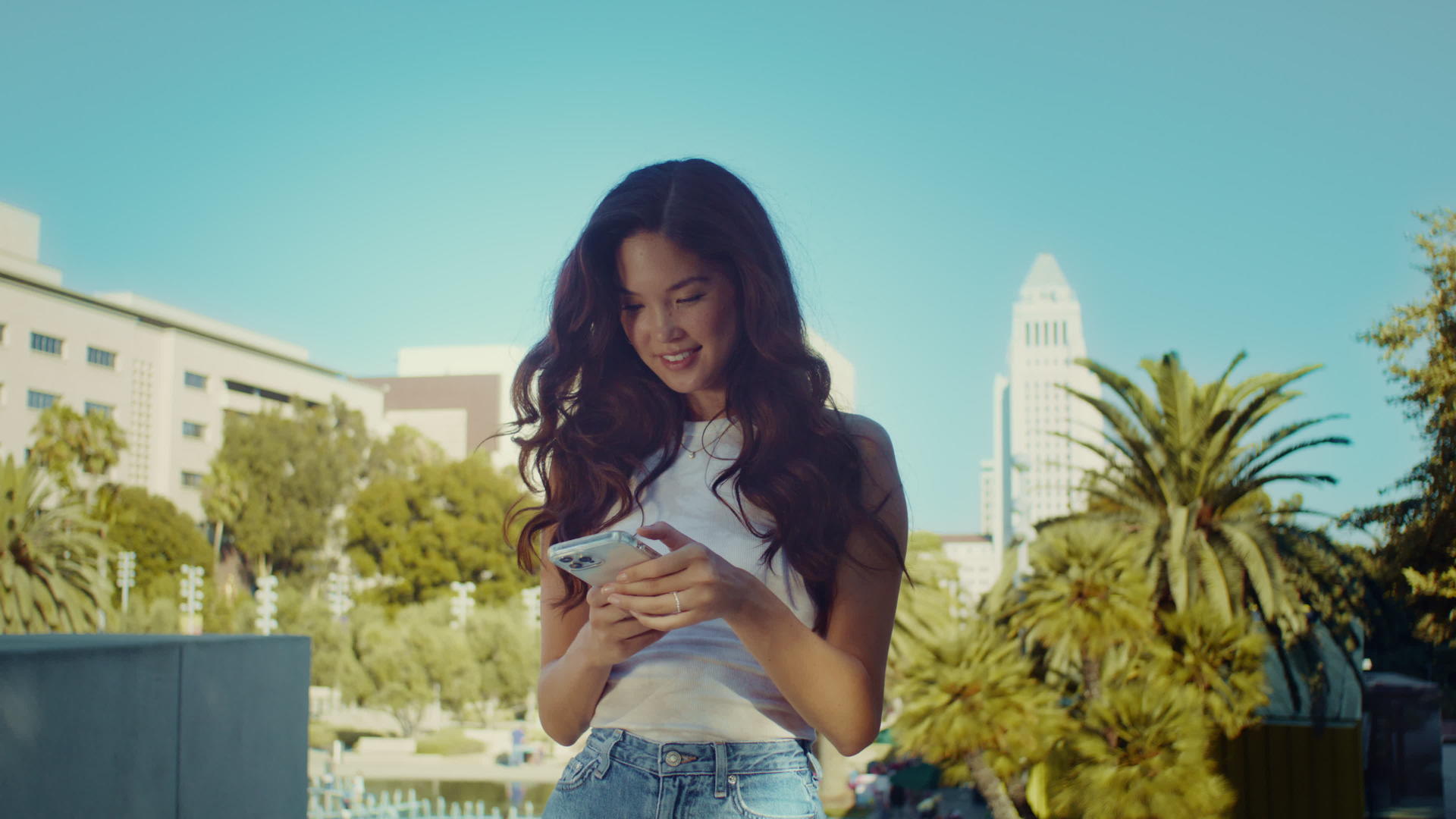 亚洲黑发微笑着在智能手机上聊天视频的预览图