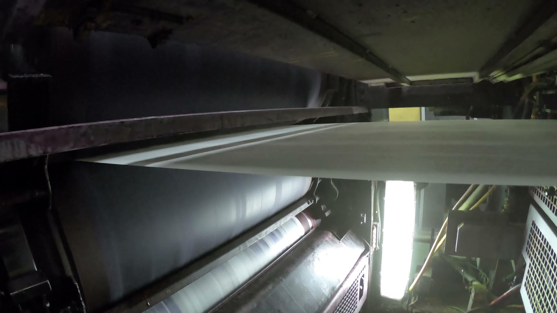 一台大型平面印刷机在滚筒机上高速滚动长卷纸视频的预览图