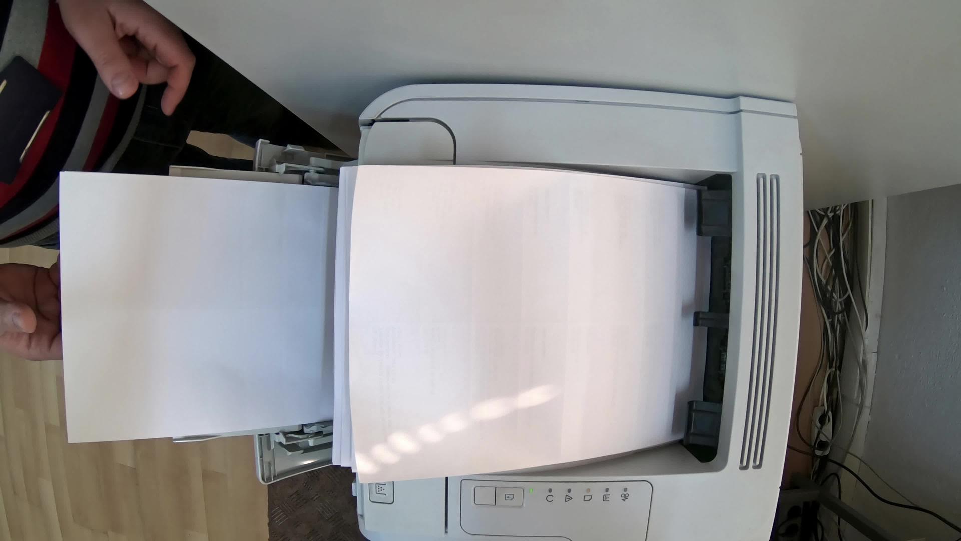 激光打印机操作员在办公室工作视频的预览图