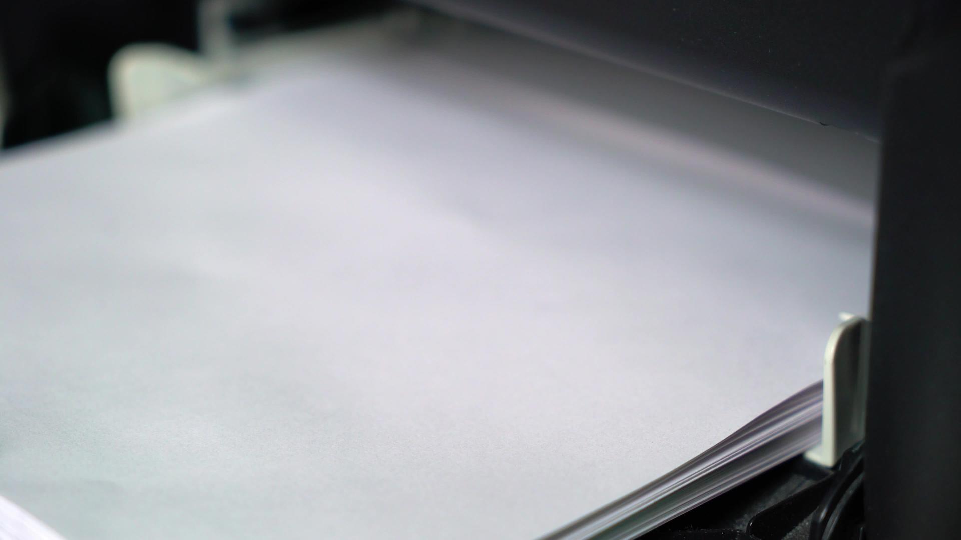 打印机在办公室打印文件或合同业务概念视频的预览图