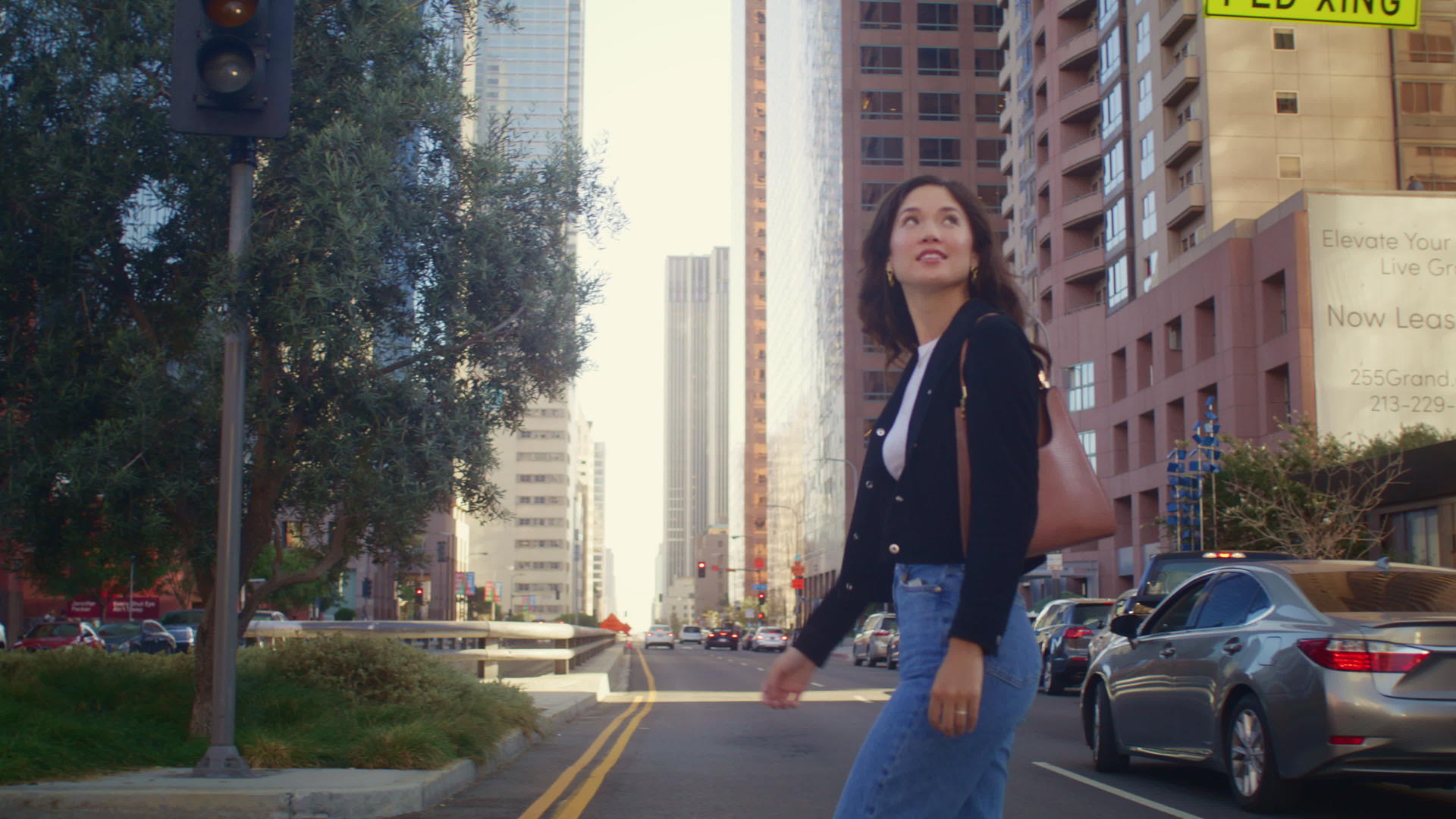 穿过城市街道的年轻女商人视频的预览图