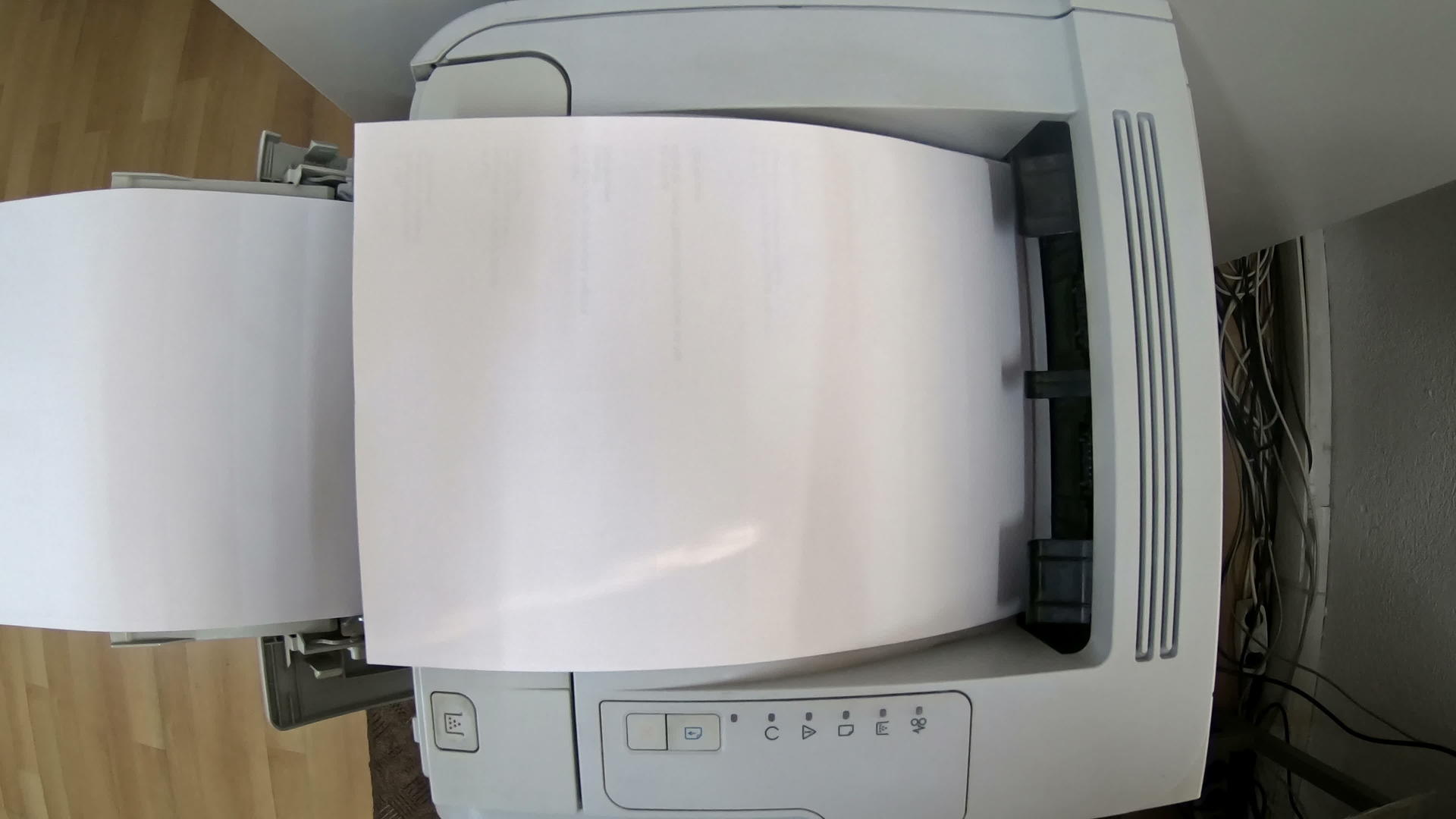 办公室打印机在复印机的顶部工作视频的预览图