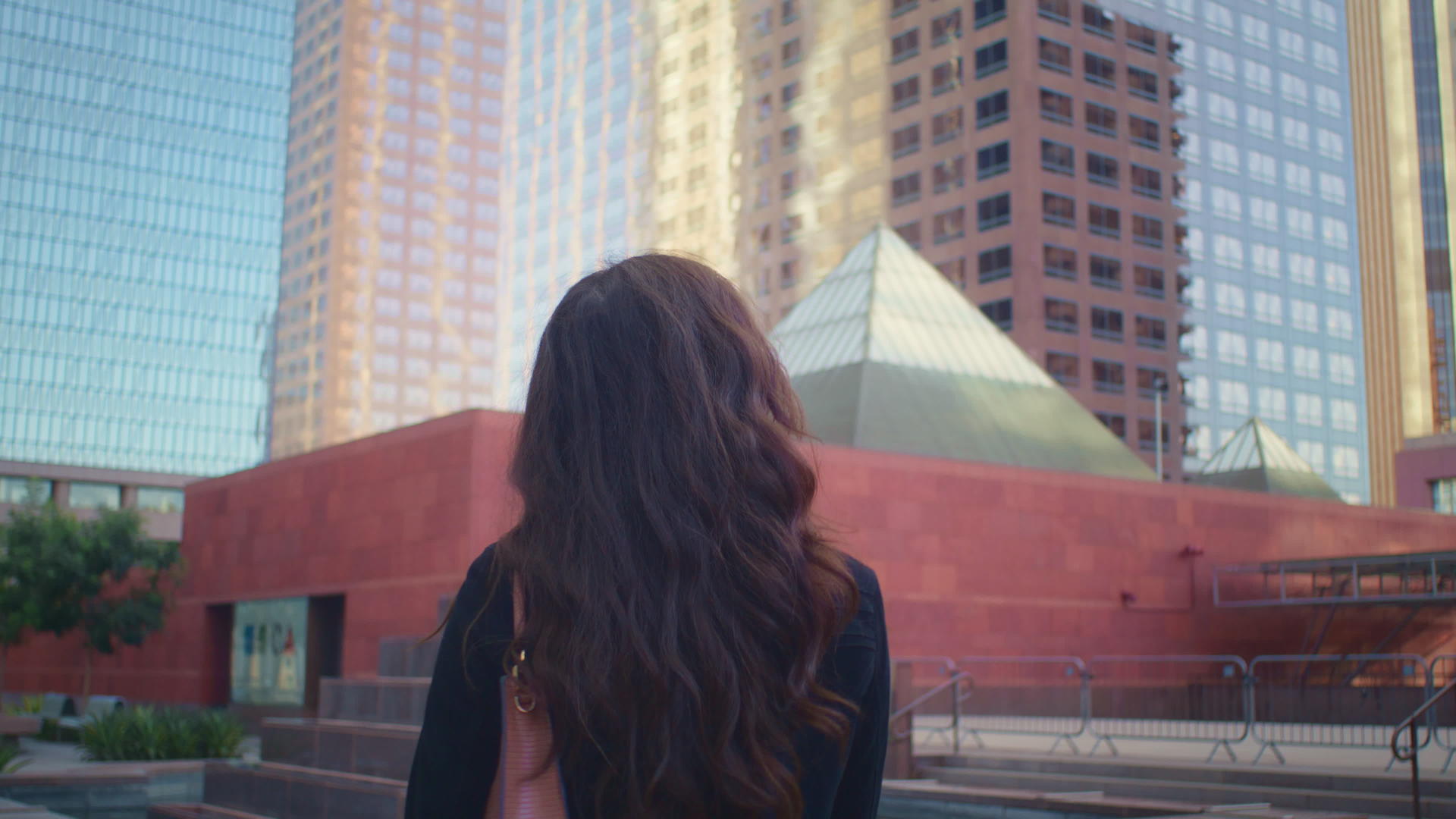 看看摩天大楼图中面目全非的黑发女郎视频的预览图
