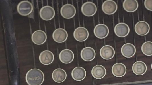 旧式打字机的键视频的预览图