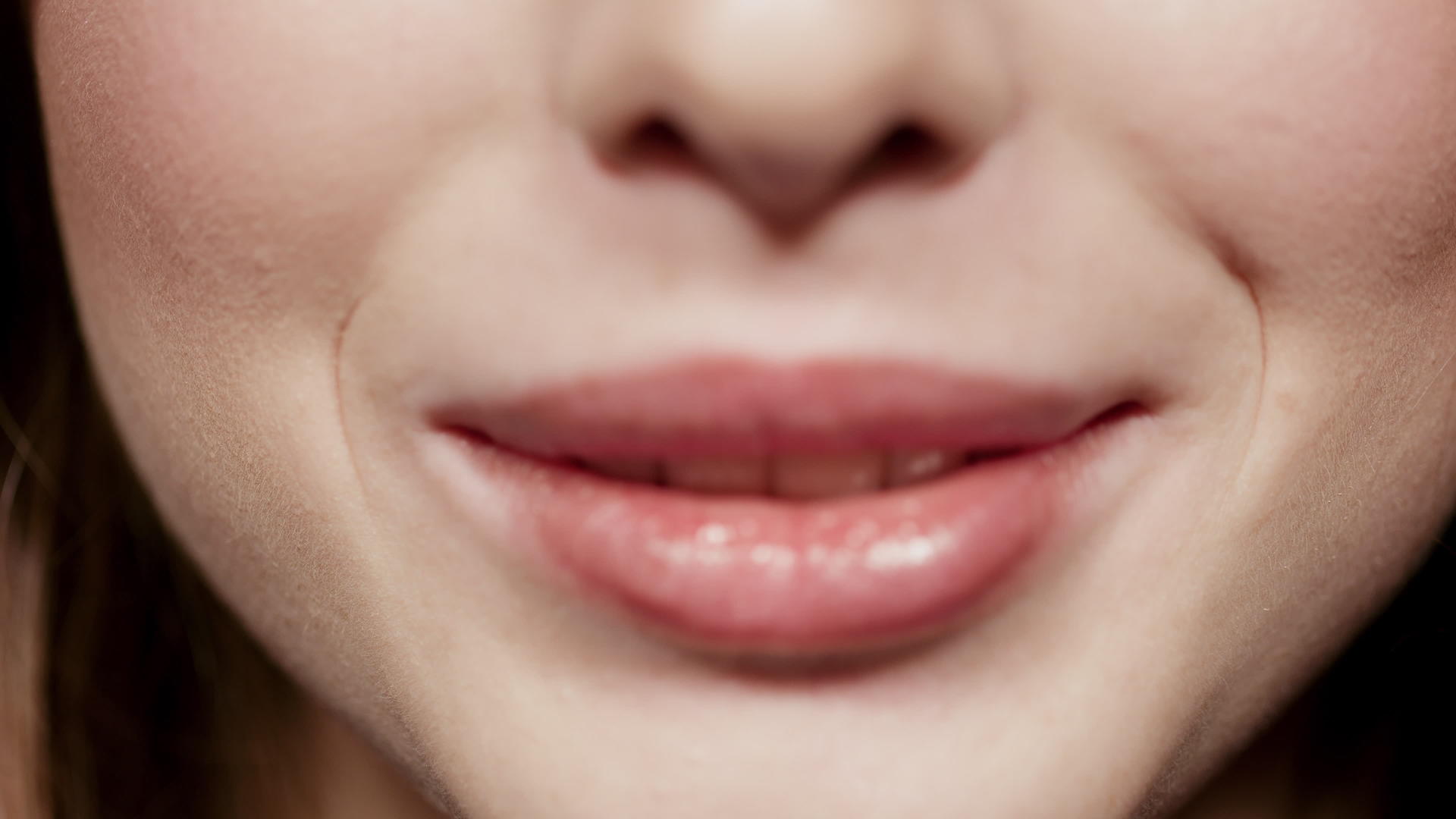 可爱女孩的嘴唇在工作室微笑视频的预览图