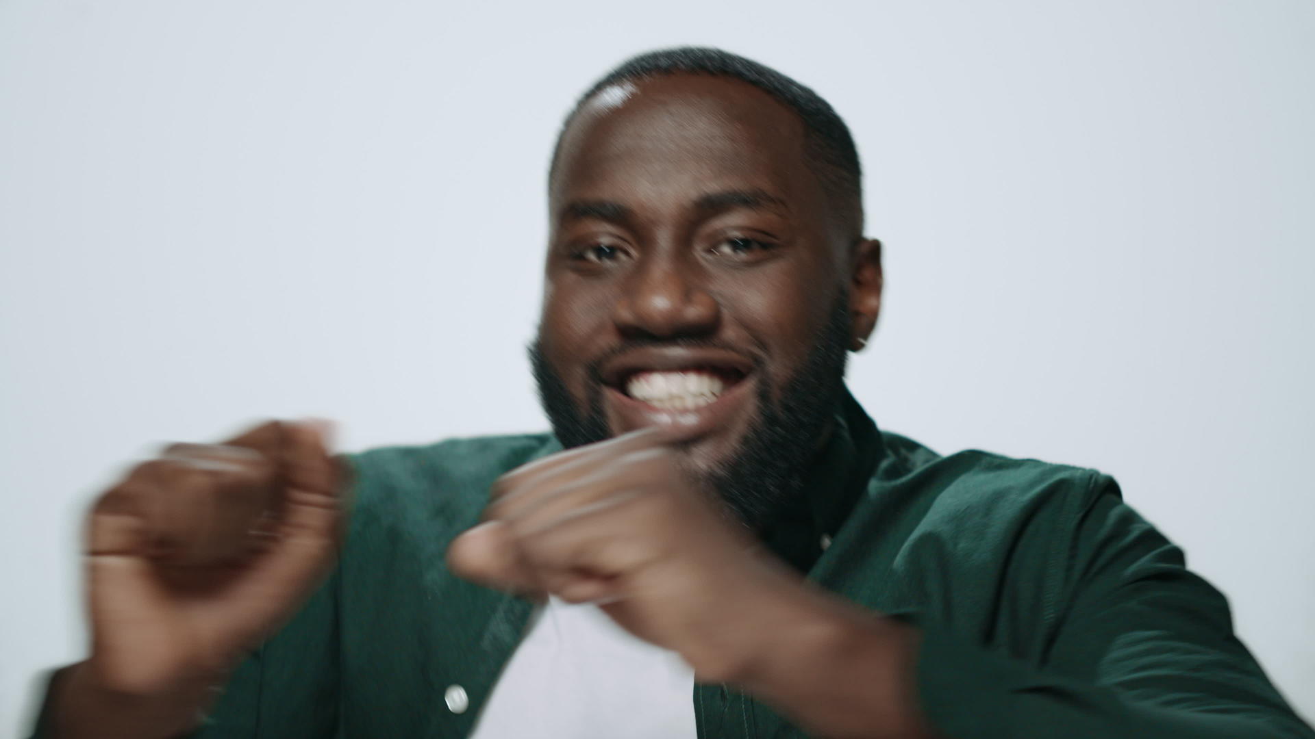 微笑的非洲帅哥在灰色背景下跳舞视频的预览图