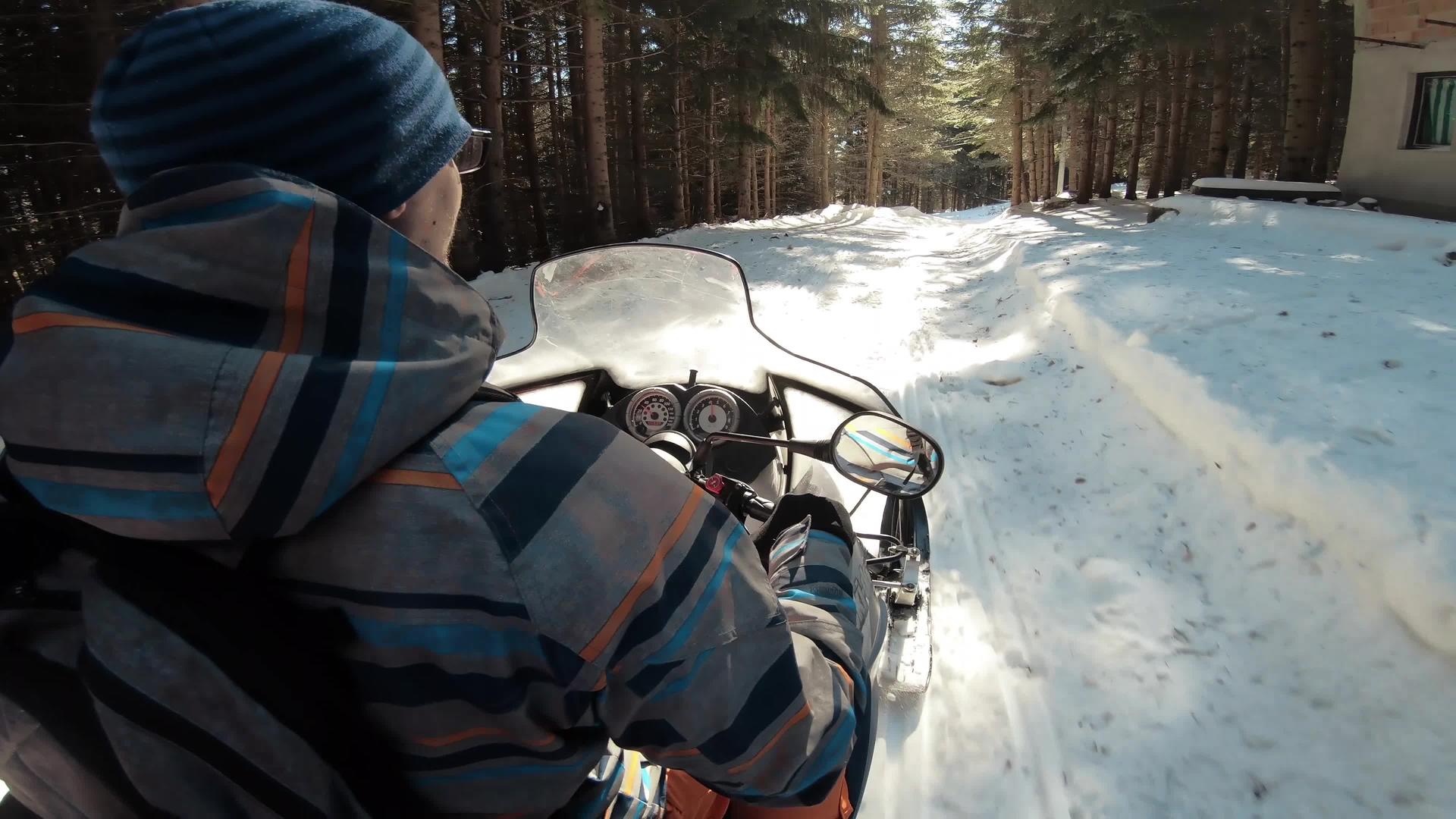 山地滑雪度假村的雪车视频的预览图