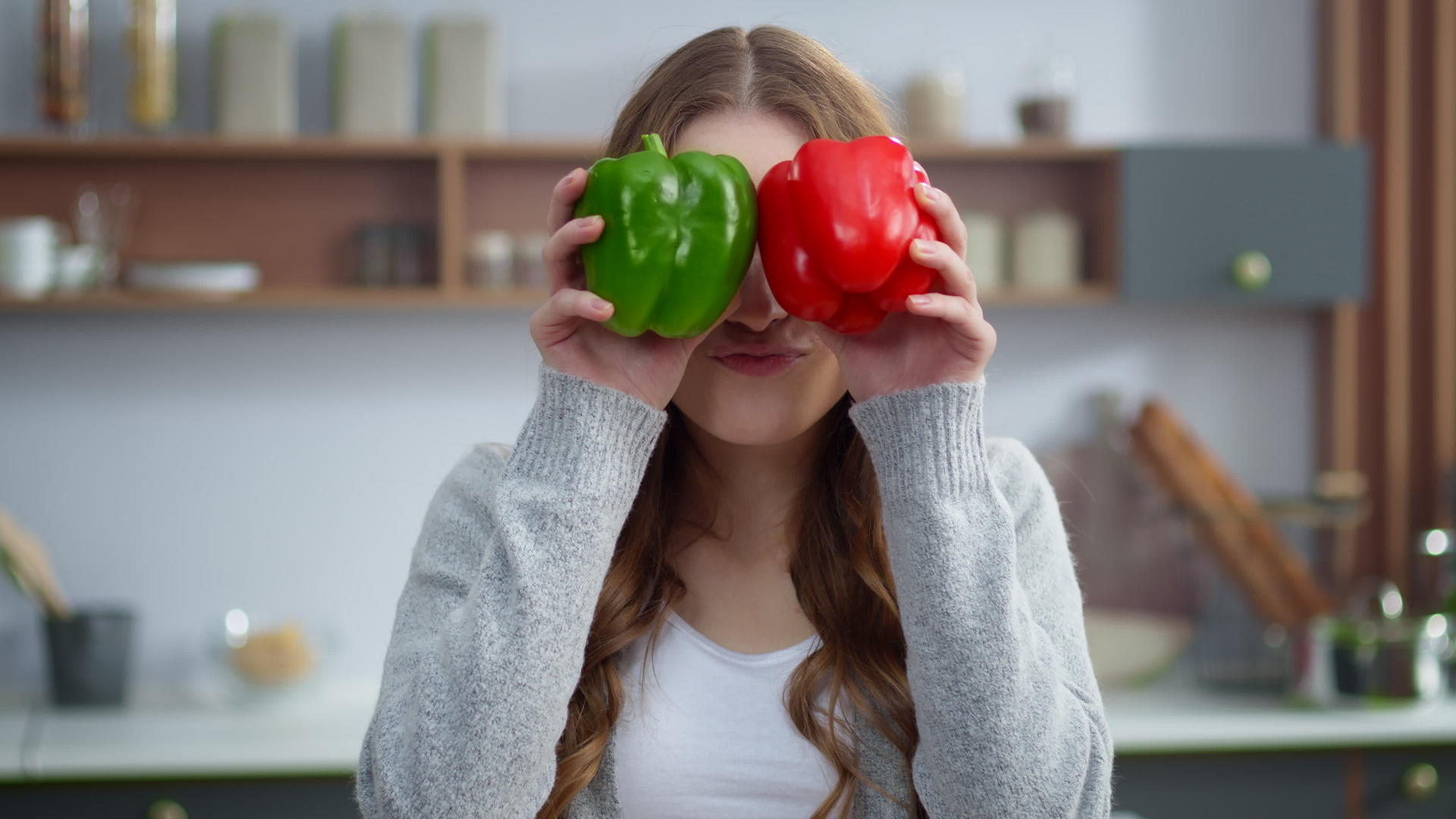 年轻女性在厨房里用五颜六色的胡椒粉改变自己的情绪视频的预览图