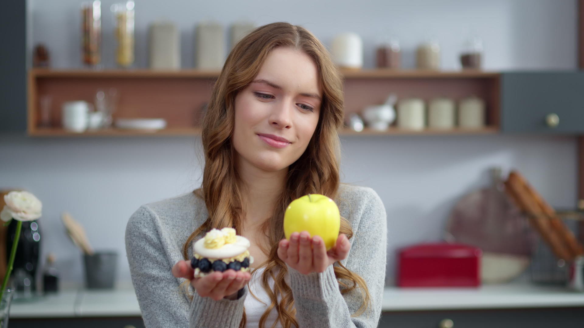 深思熟虑的女性在厨房看奶油甜点和新鲜苹果视频的预览图