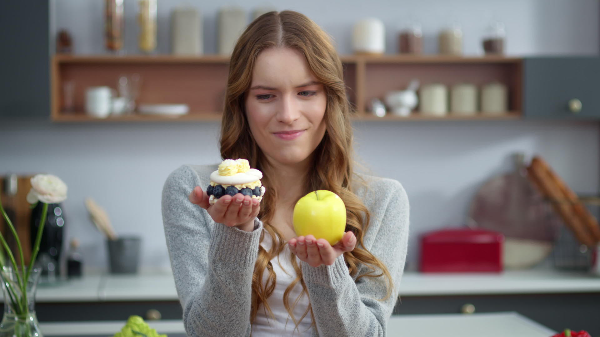 微笑的女人看着厨房蛋糕和苹果视频的预览图