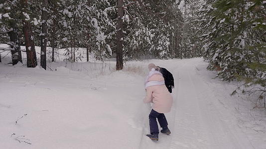 女孩在树林里打雪仗视频的预览图