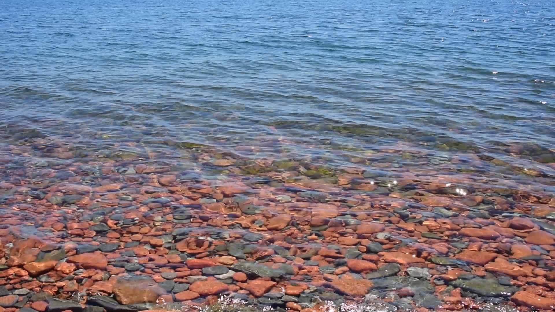 海浪喷在红石和灰石上视频的预览图