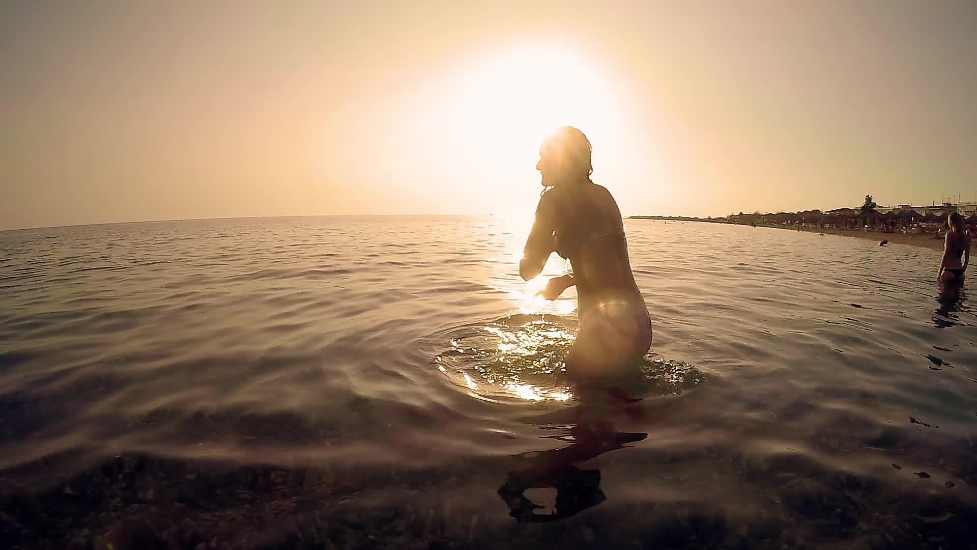 夏天的乐趣月光青少年扔石头跳过水面慢动作视频的预览图
