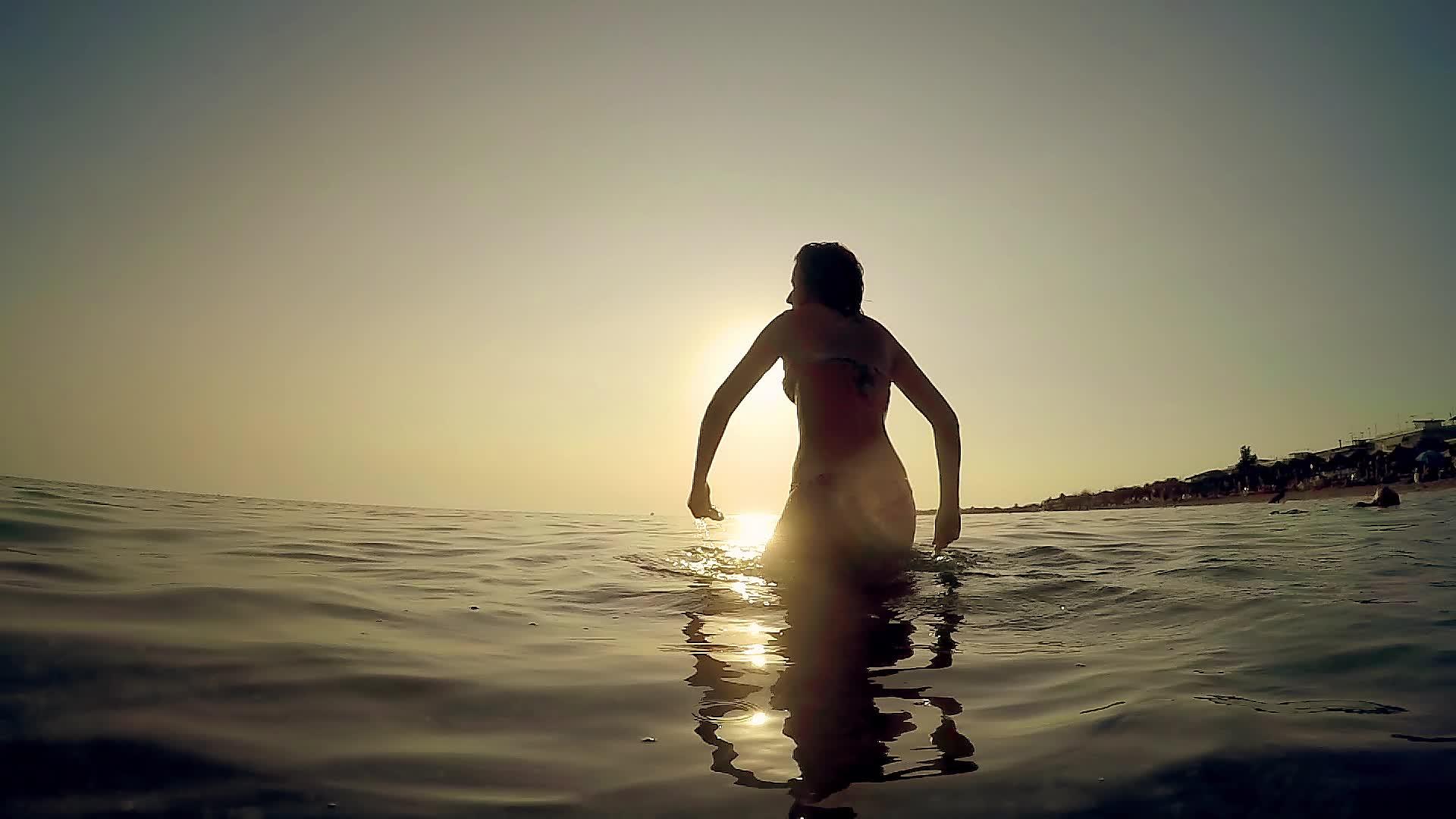 暑假把石头扔进水里由月光女青少年慢慢运动视频的预览图
