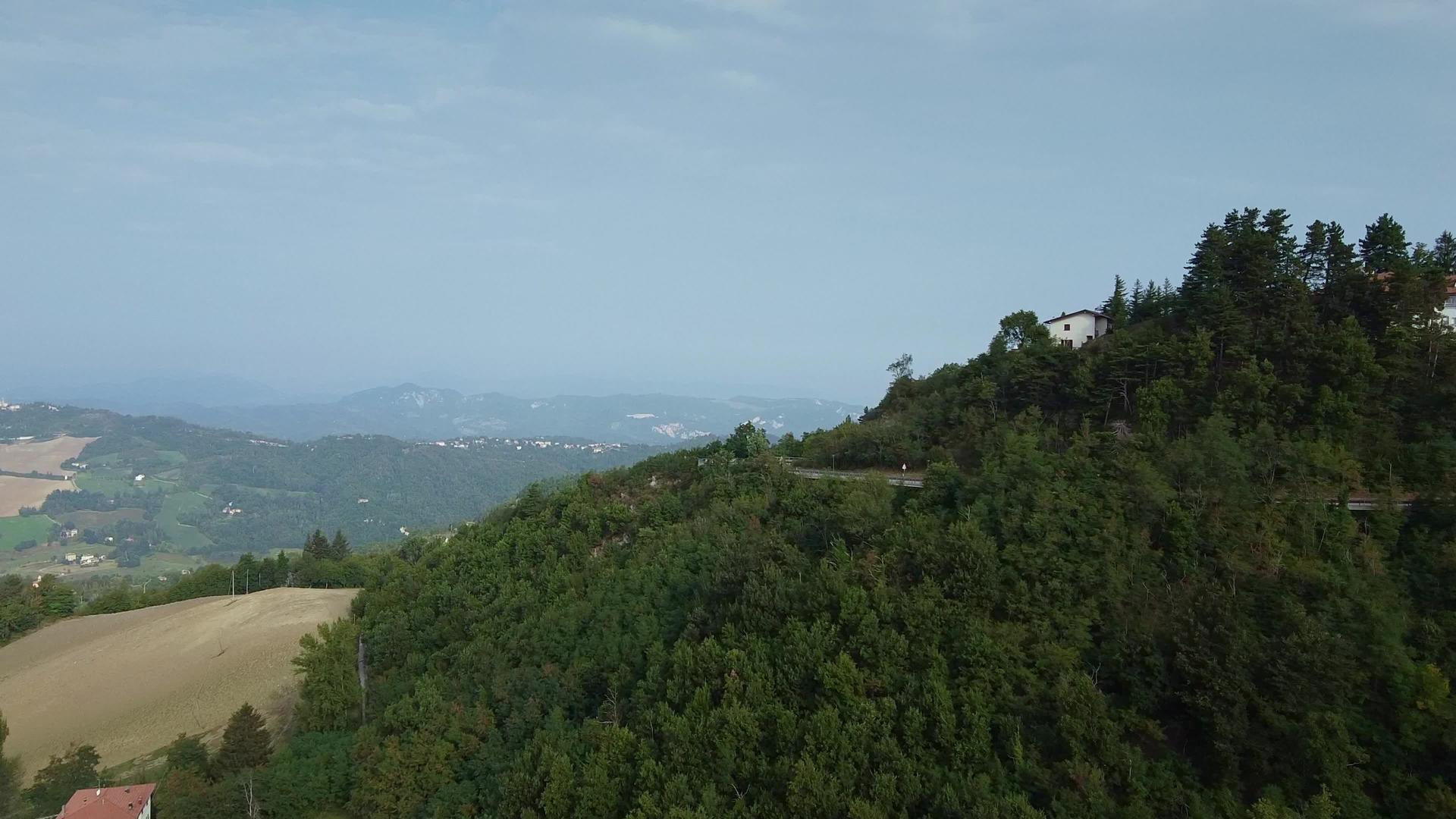 无人驾驶飞机飞越意大利的托斯卡纳岛绿色森林视频的预览图