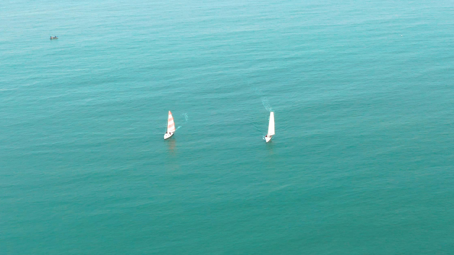 航拍海上的帆船视频的预览图