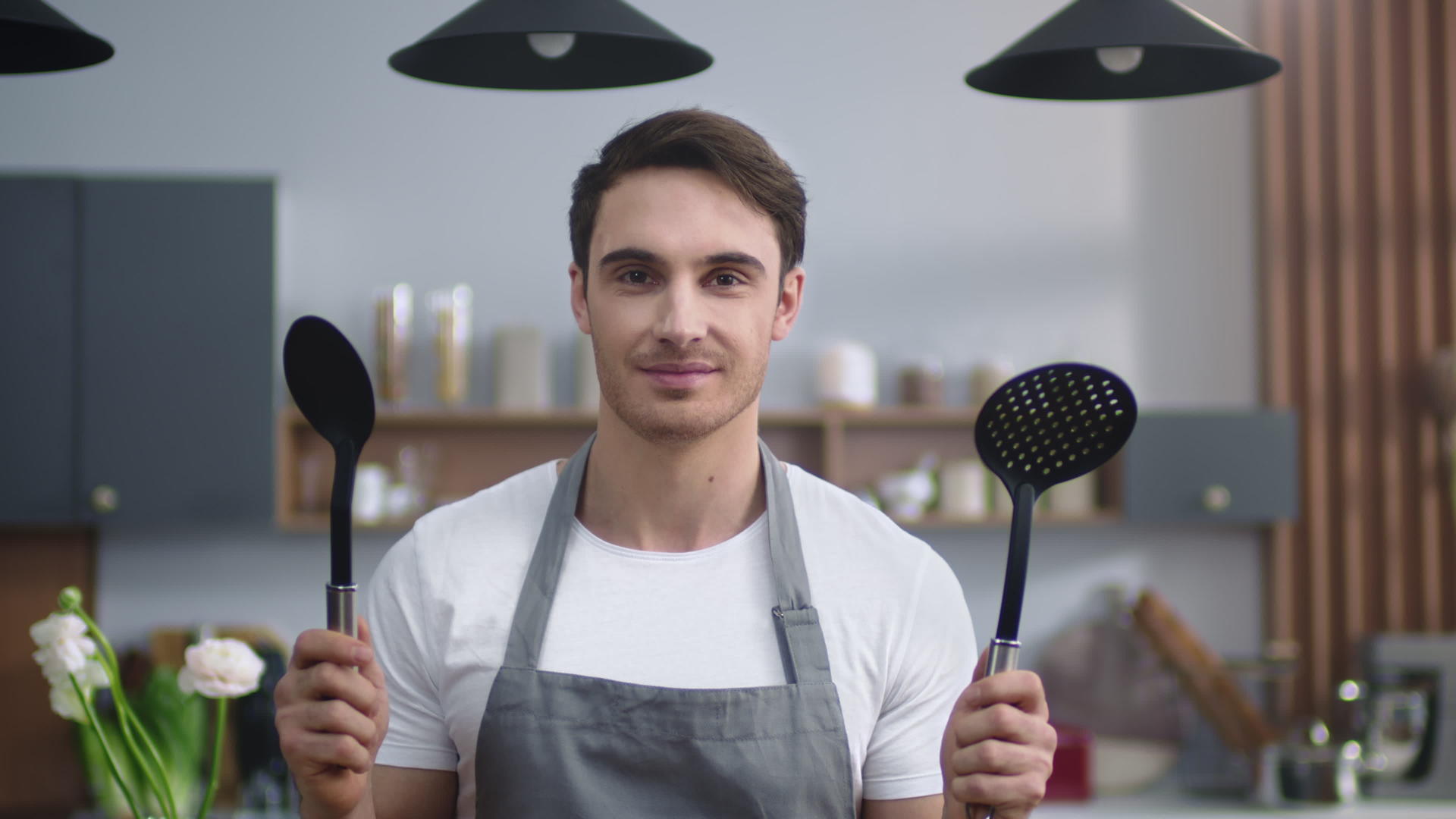男厨师站在厨房里微笑视频的预览图