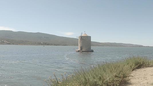 奥贝泰罗风车在海中央视频的预览图