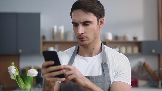 男人用手机做食谱视频的预览图