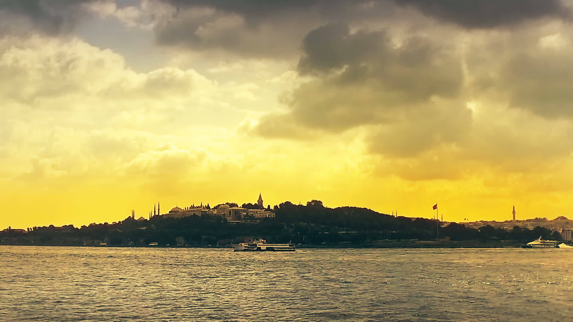 日出日落时以伊斯坦布尔为背景的顶级卡皮宫殿和哈贾索菲亚宫殿视频的预览图