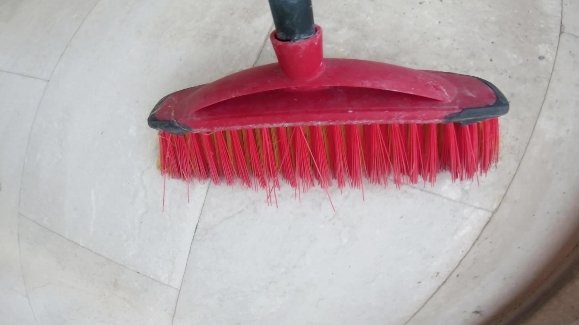 在家庭硬木地板上扫扫帚的泥土视频的预览图