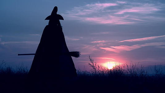 一个女巫在山顶的夜空中行走视频的预览图
