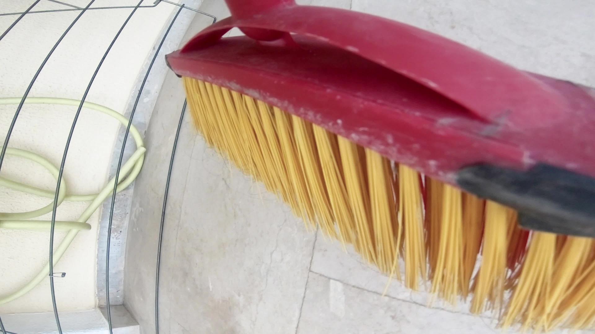 清洁灰尘有扫帚内务的概念视频的预览图