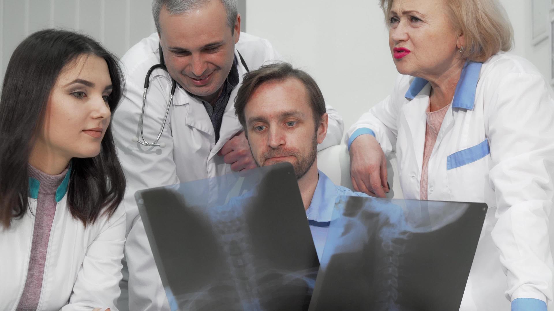 一组医生讨论了X射线扫描患者的问题视频的预览图