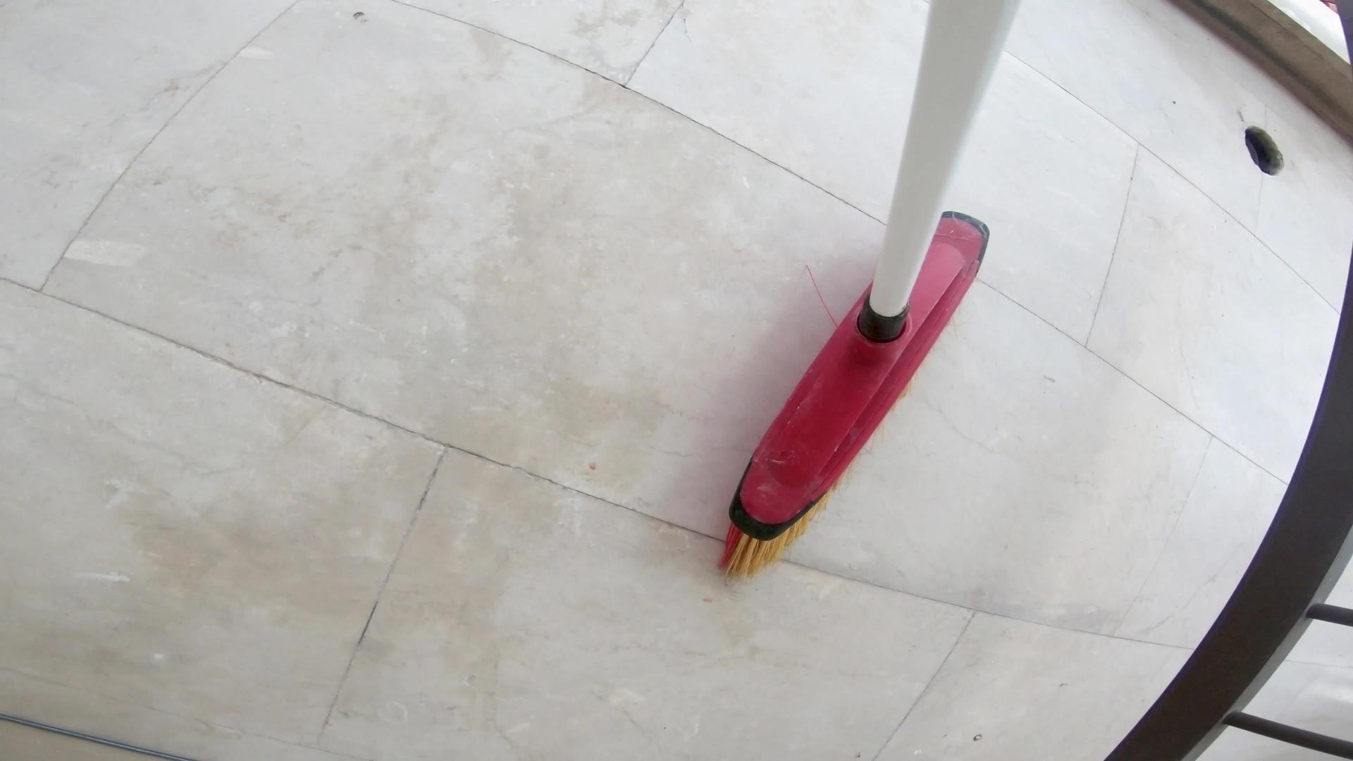 家庭硬木地板上的扫帚视频的预览图