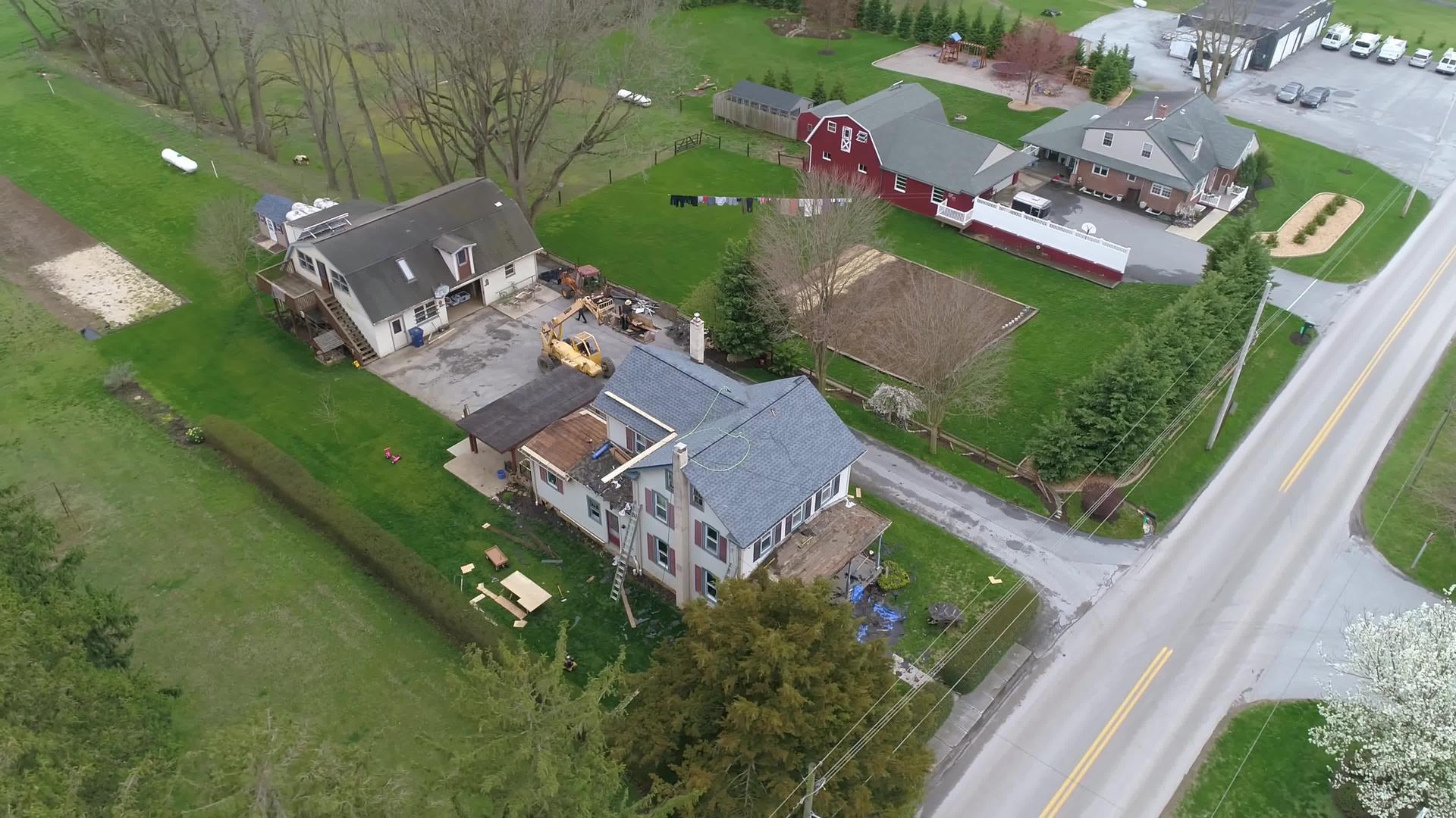 在春天旧工具被用来用新工具取代旧农舍的屋顶视频的预览图