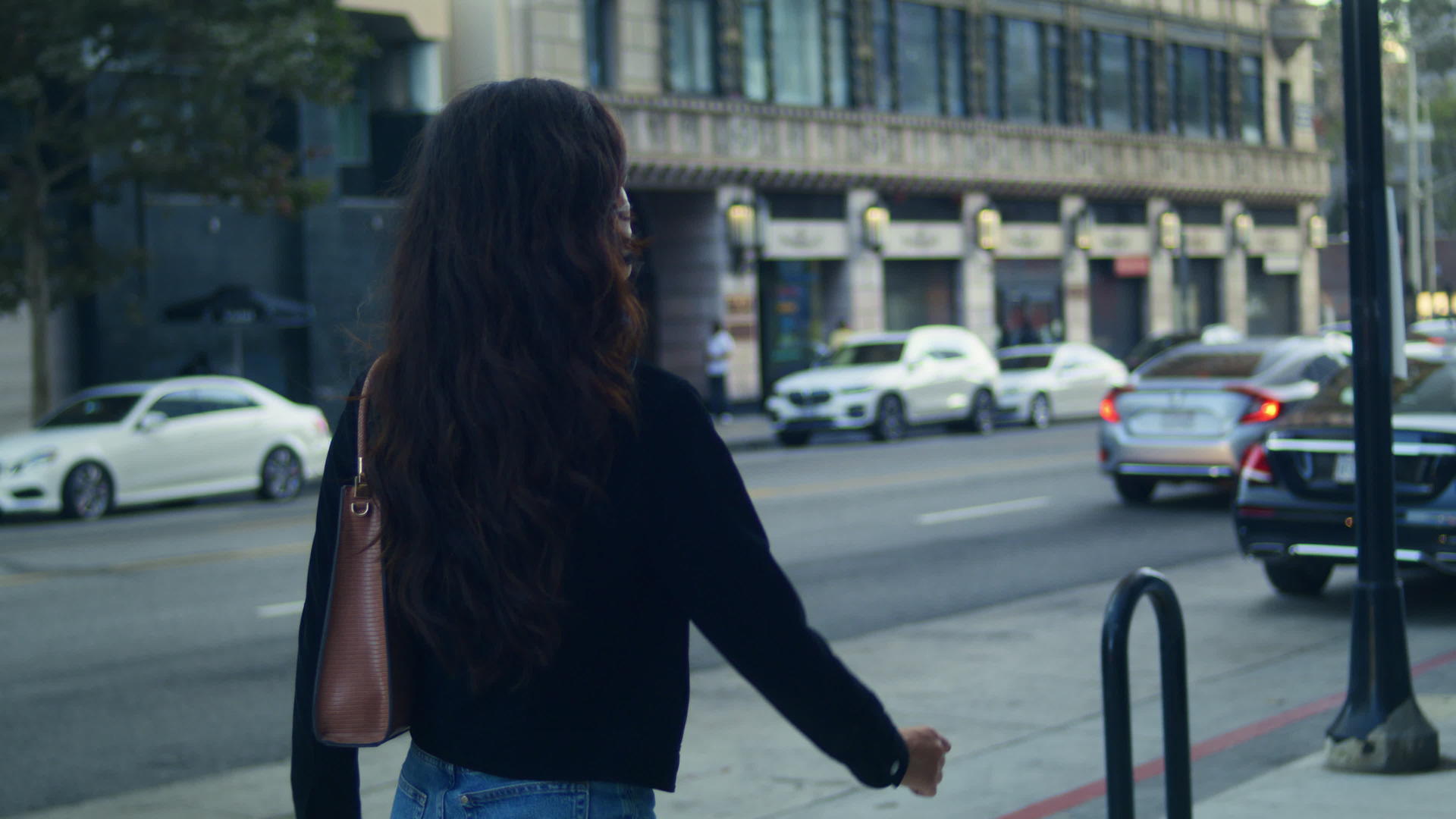 美丽的女人在大道特写镜头上漫步视频的预览图