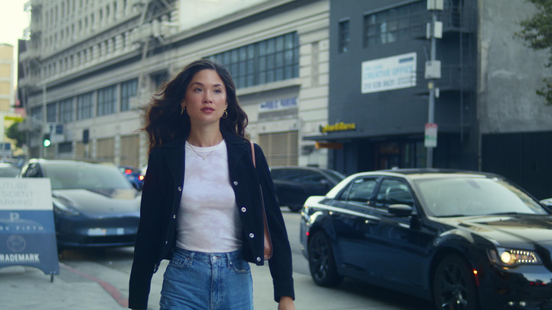 时尚女士走在城市街道上视频的预览图