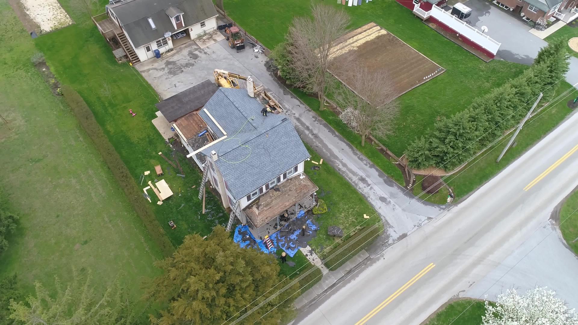 旧农舍屋顶的空气视频的预览图