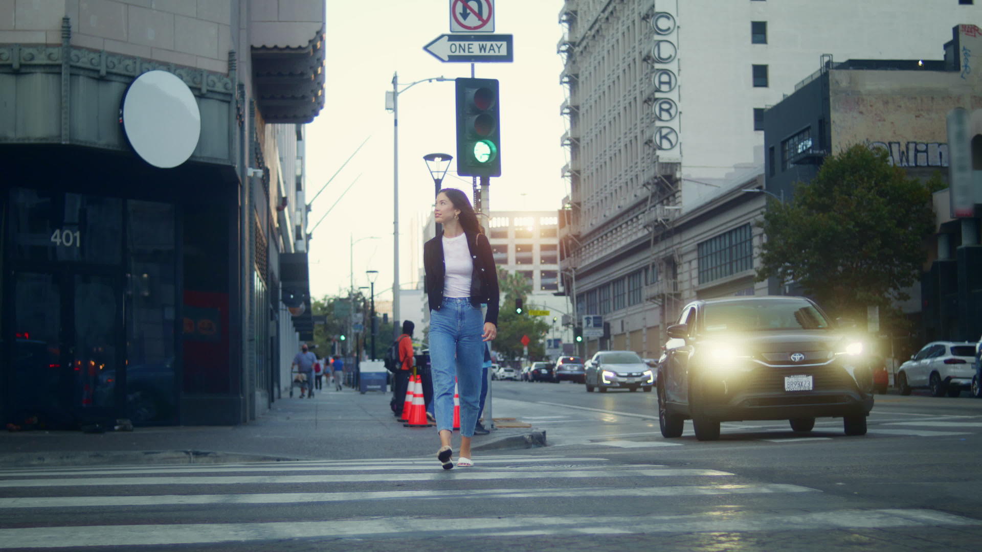 亚洲女孩去人行横道现代城市视频的预览图