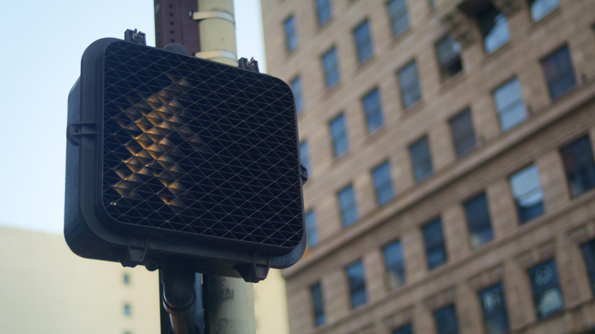 现代大都市特写行人红绿灯允许过马路视频的预览图