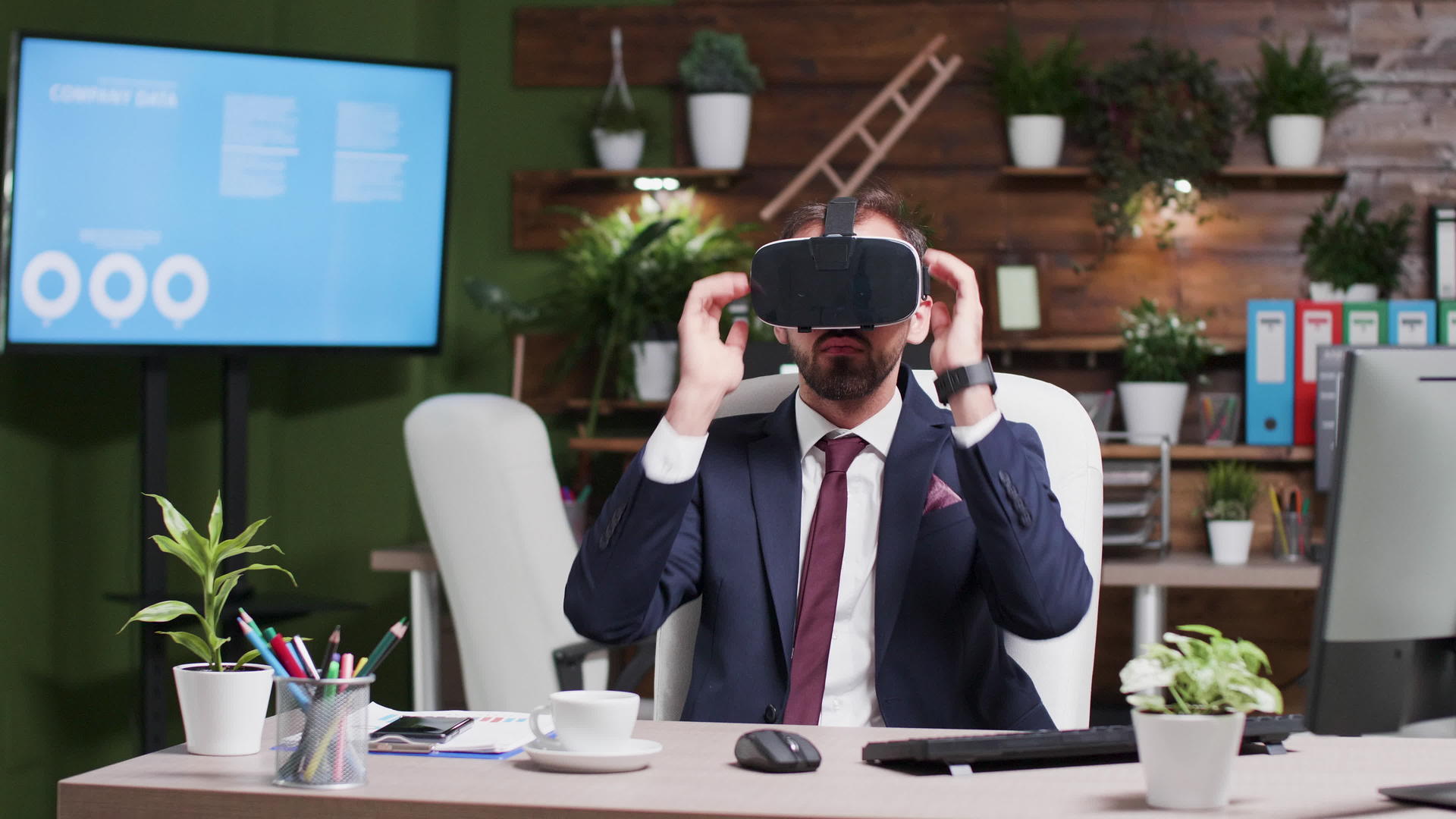 商人戴上头盔试图虚拟现实视频的预览图