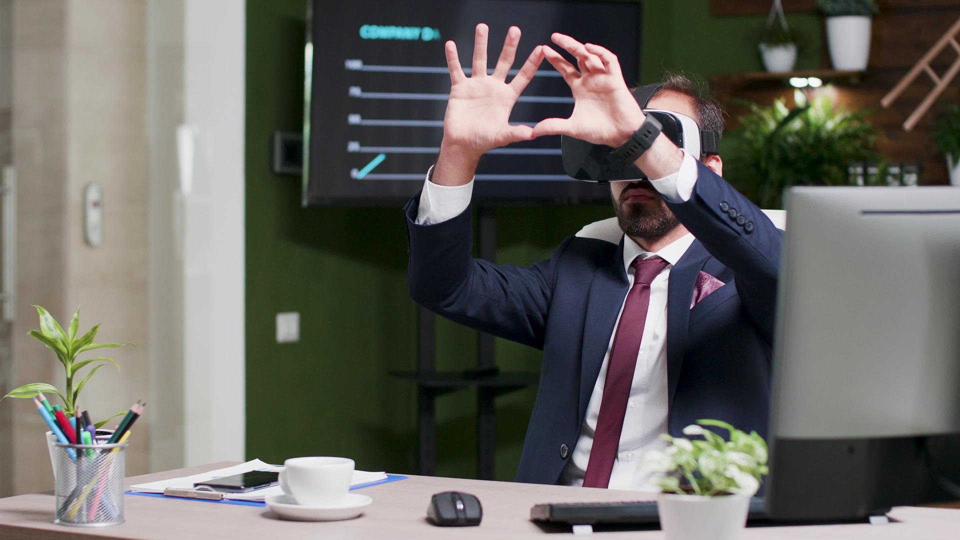 办公室工作人员看销售数据时拍摄的多利短片解开虚拟现实视频的预览图