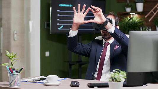 办公室工作人员看销售数据时拍摄的多利短片解开虚拟现实视频的预览图