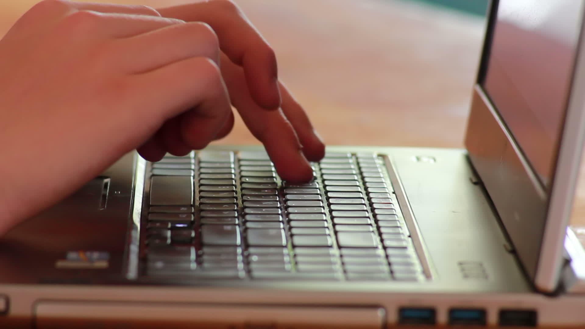 男性手在笔记本键盘上打字视频的预览图