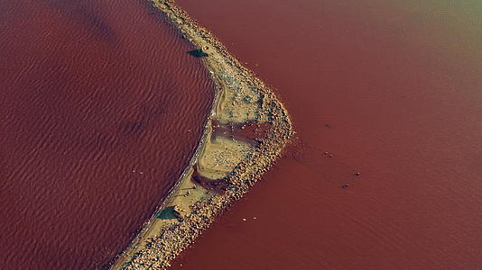 顶级全景海岸线粉红色的海水反射着金色的阳光视频的预览图