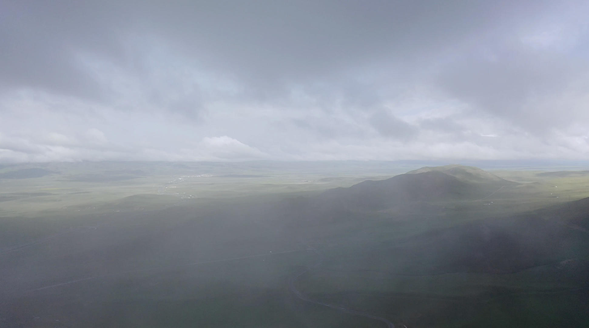 无人机穿过草原上的云海4K视频视频的预览图