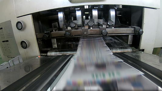 印刷厂生产工艺大卷纸的平面轧机速度快视频的预览图