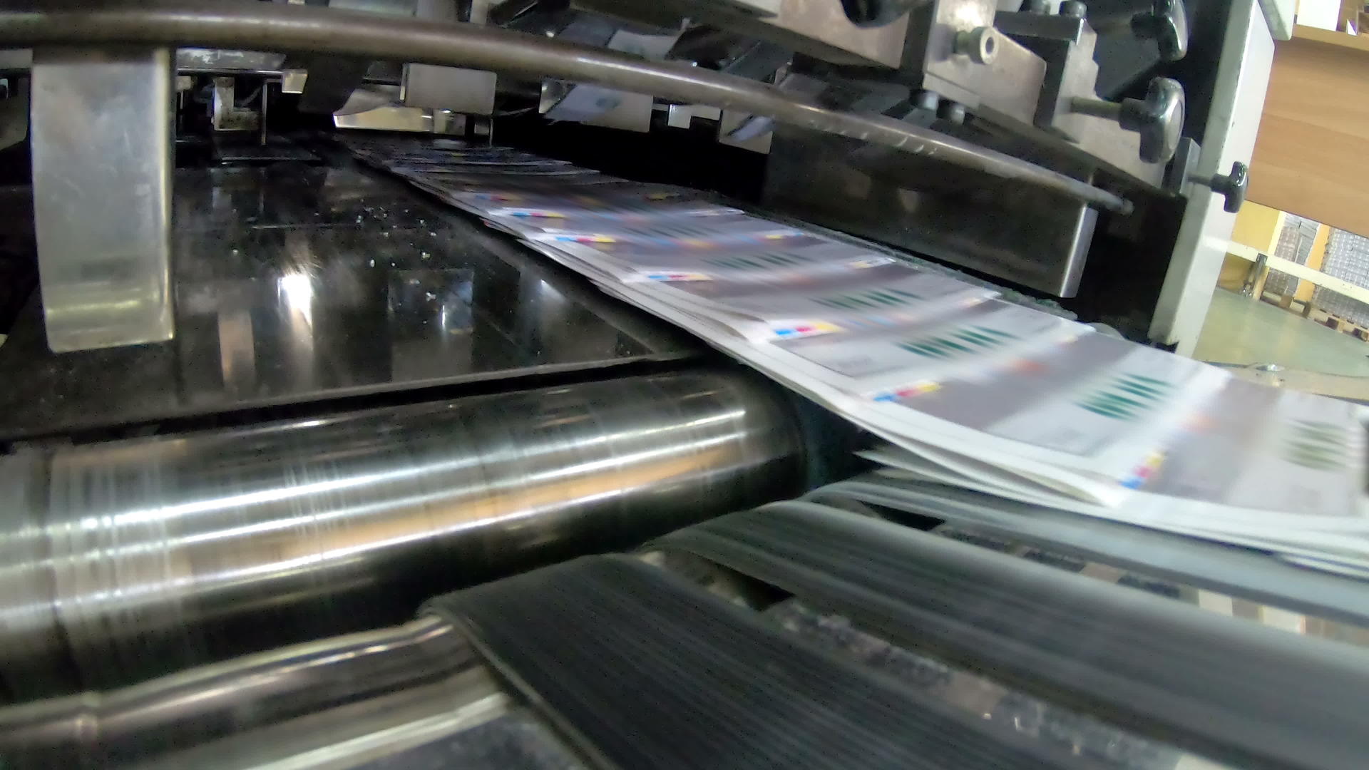 印刷厂生产工艺大卷纸的平面轧机速度快视频的预览图